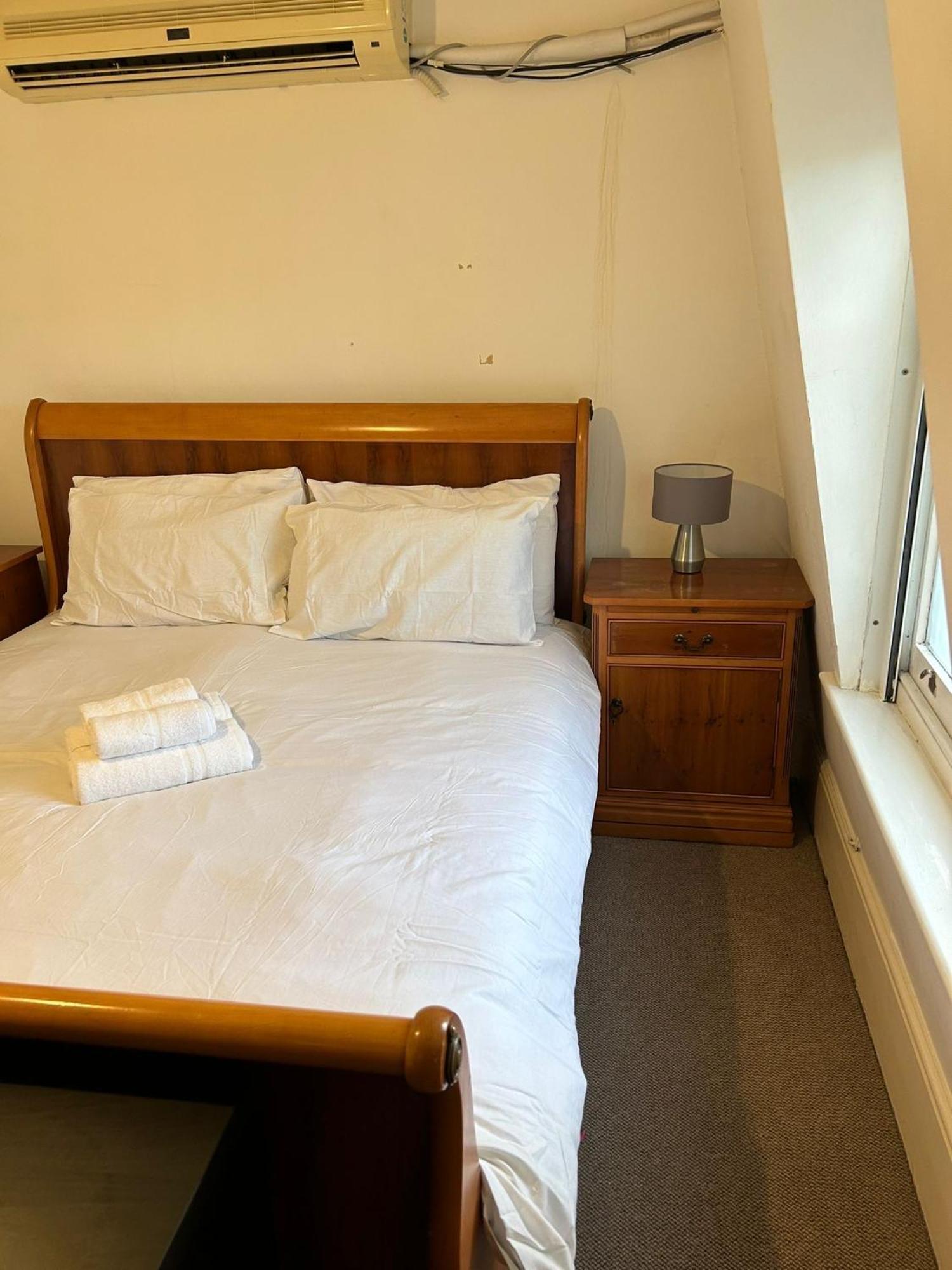 3 Bedroom Top Floor Kensington Lejlighed *