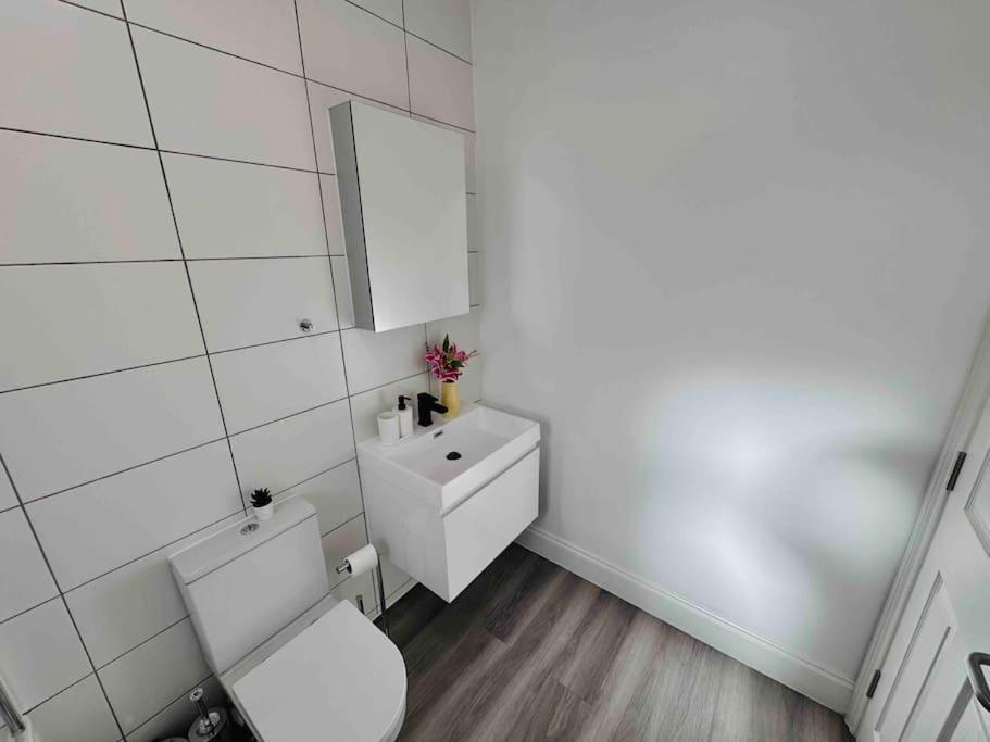 Apartment Cosy 1-bed Flat 30min To & Parking *