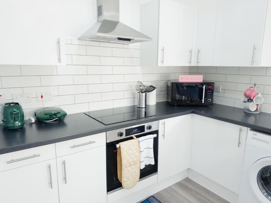 Cosy 1-bed Flat 30min To & Parking *