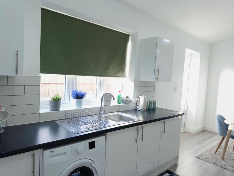 Cosy 1-bed Flat 30min To & Parking