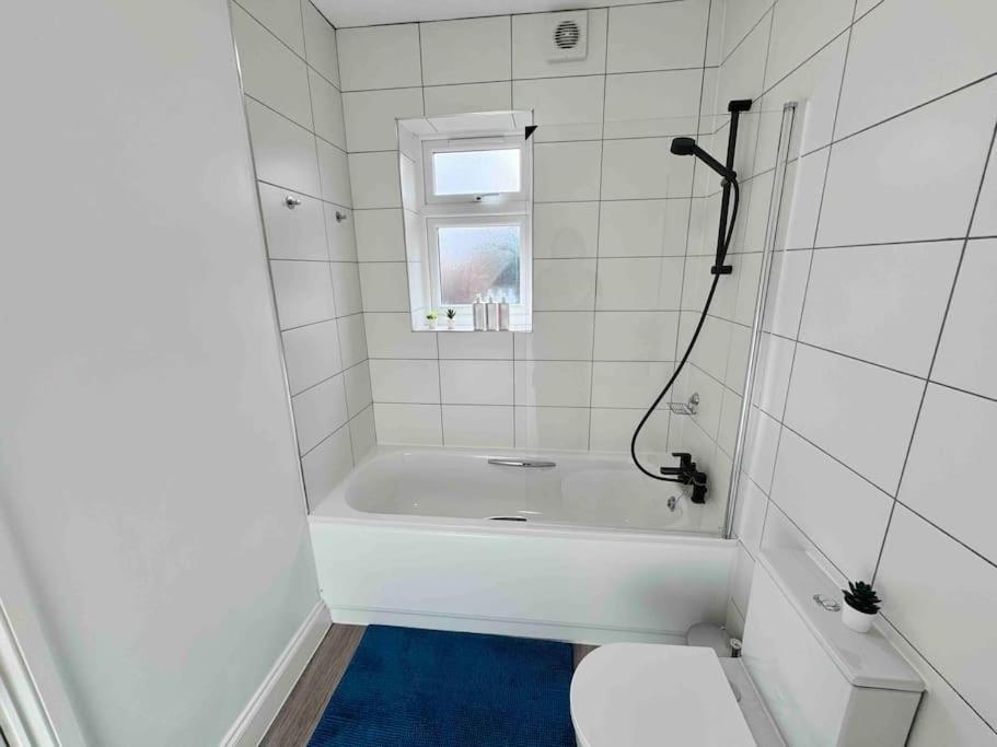 Cosy 1-bed Flat 30min To & Parking *