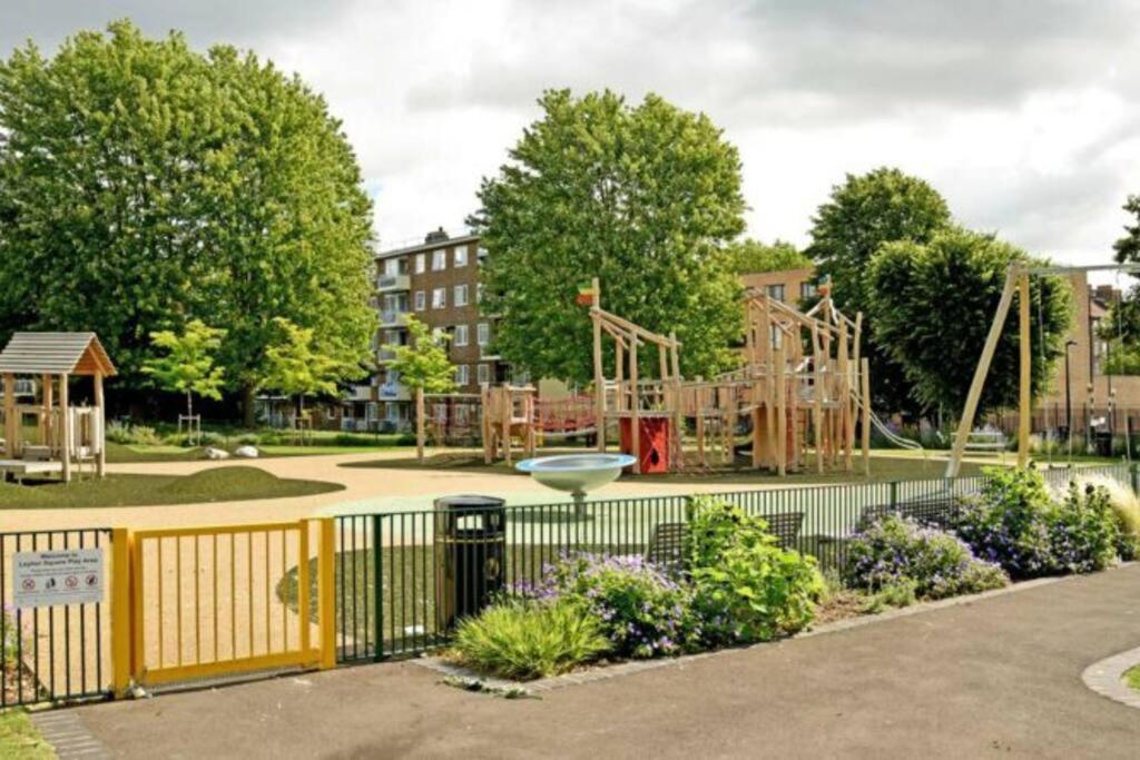 Newly Refurbished 2br Wbalcony In Vibrant Peckham Apartment