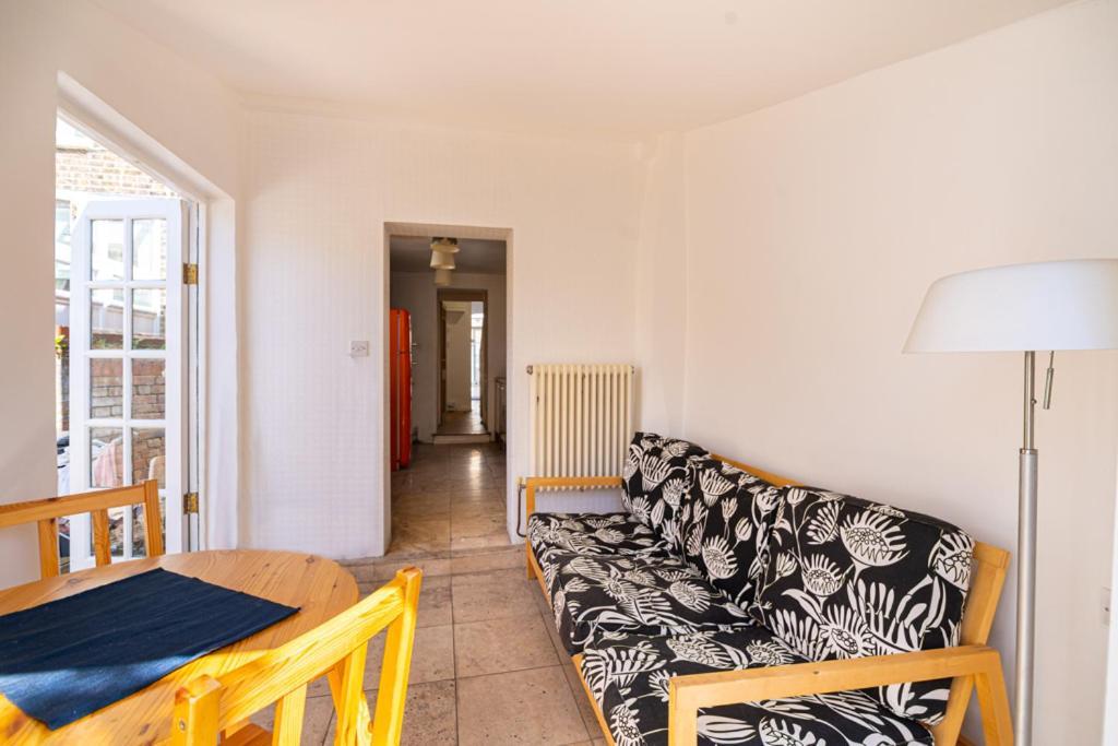 Refurbished Double Bedroom Maison d'hôtes