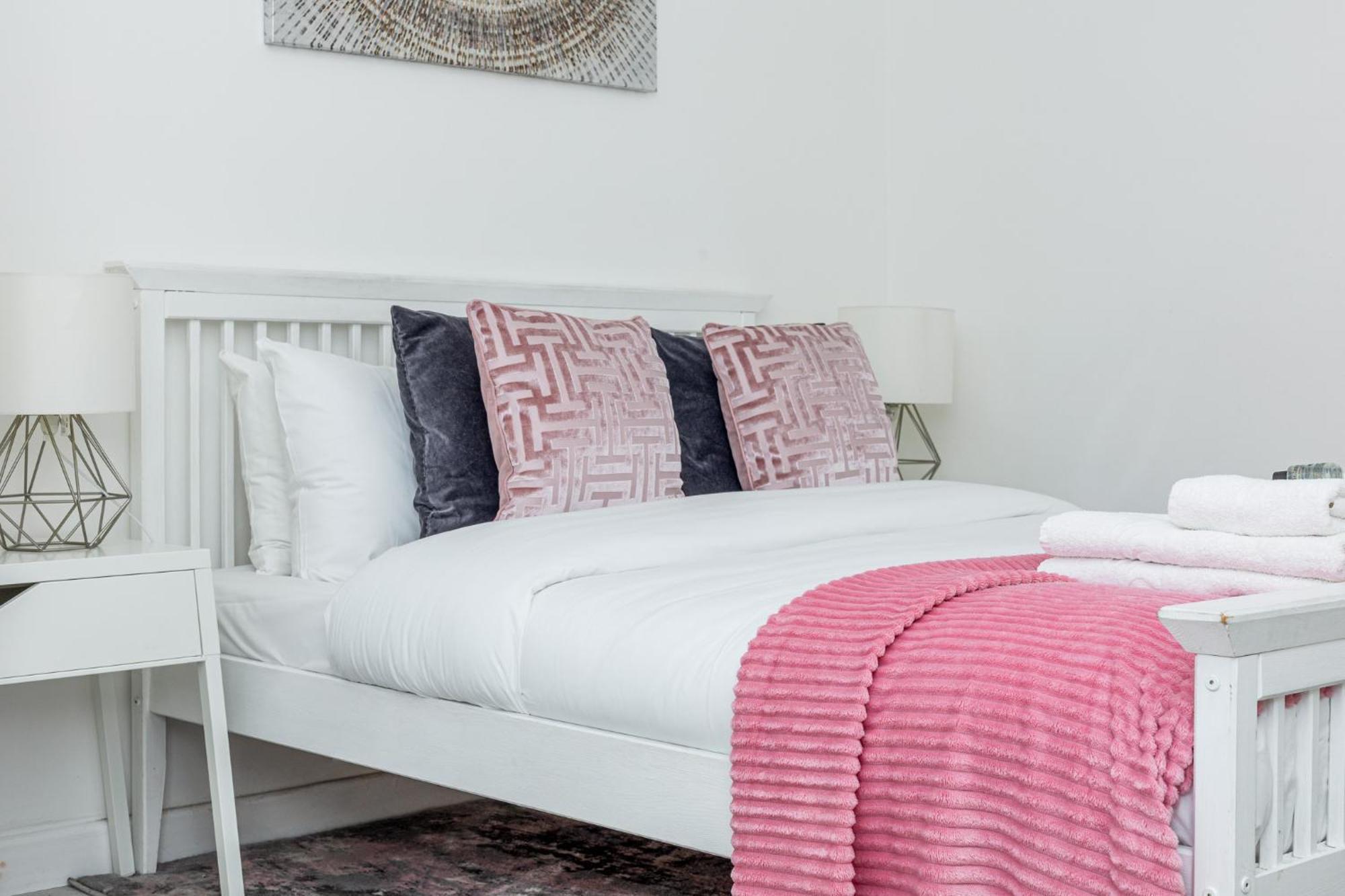 Newly Refurbished 2br Wbalcony In Vibrant Peckham Appartement Londen