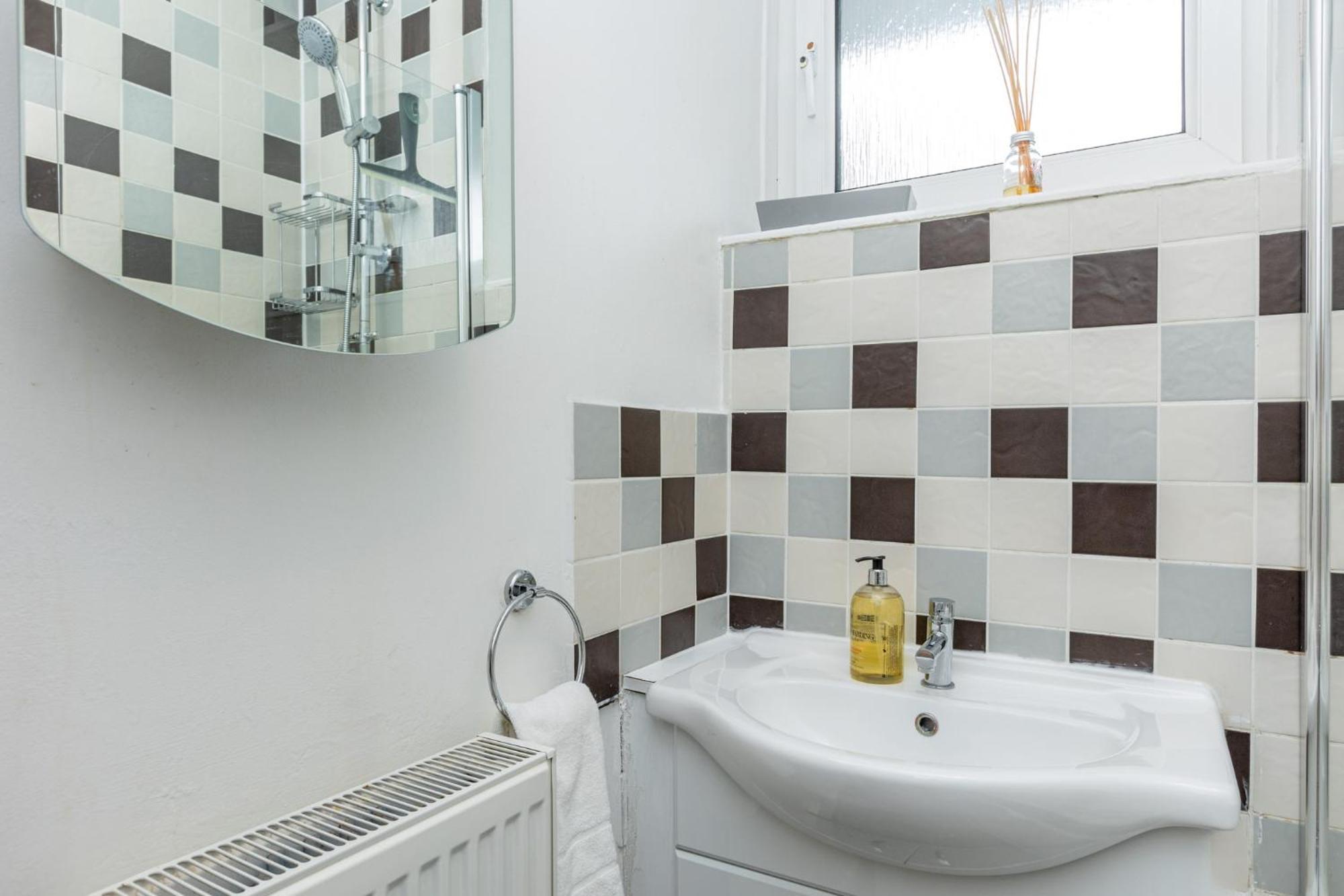 Newly Refurbished 2br Wbalcony In Vibrant Peckham Appartement Londen