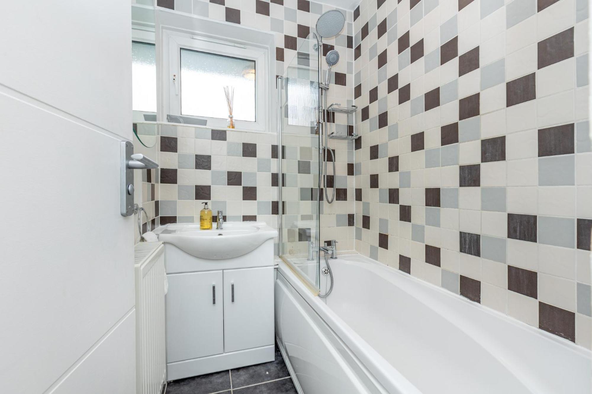 Newly Refurbished 2br Wbalcony In Vibrant Peckham Appartement Londen