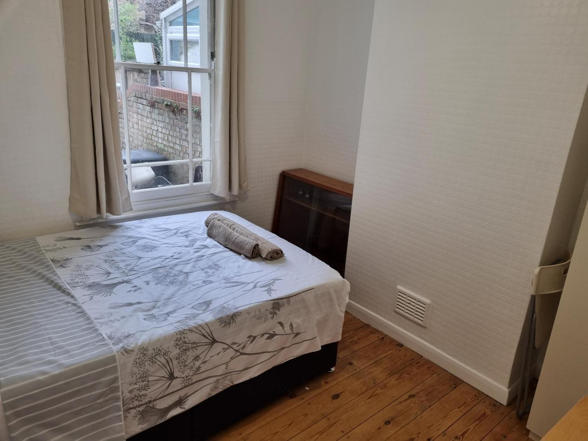 Refurbished Double Bedroom Maison d'hôtes