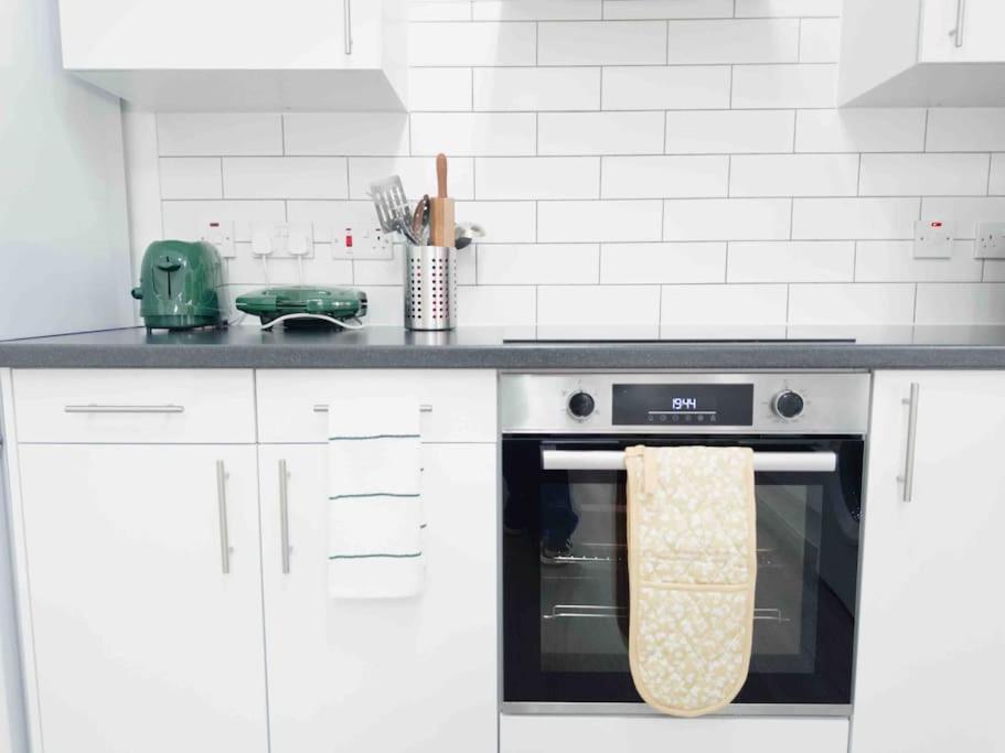 Cosy 1-bed Flat 30min To & Parking Apartment London