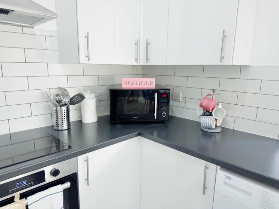 Cosy 1-bed Flat 30min To & Parking Apartment
