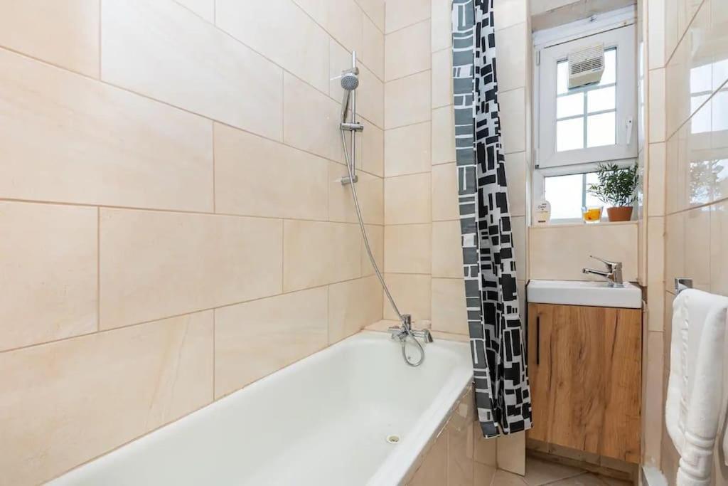 Appartamento Tranquil 1br In South Bank With Onsite Parking Londra