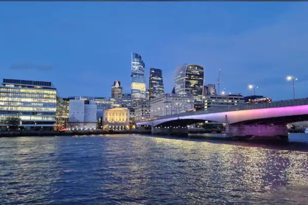 Tranquil 1br In South Bank With Onsite Parking Londra