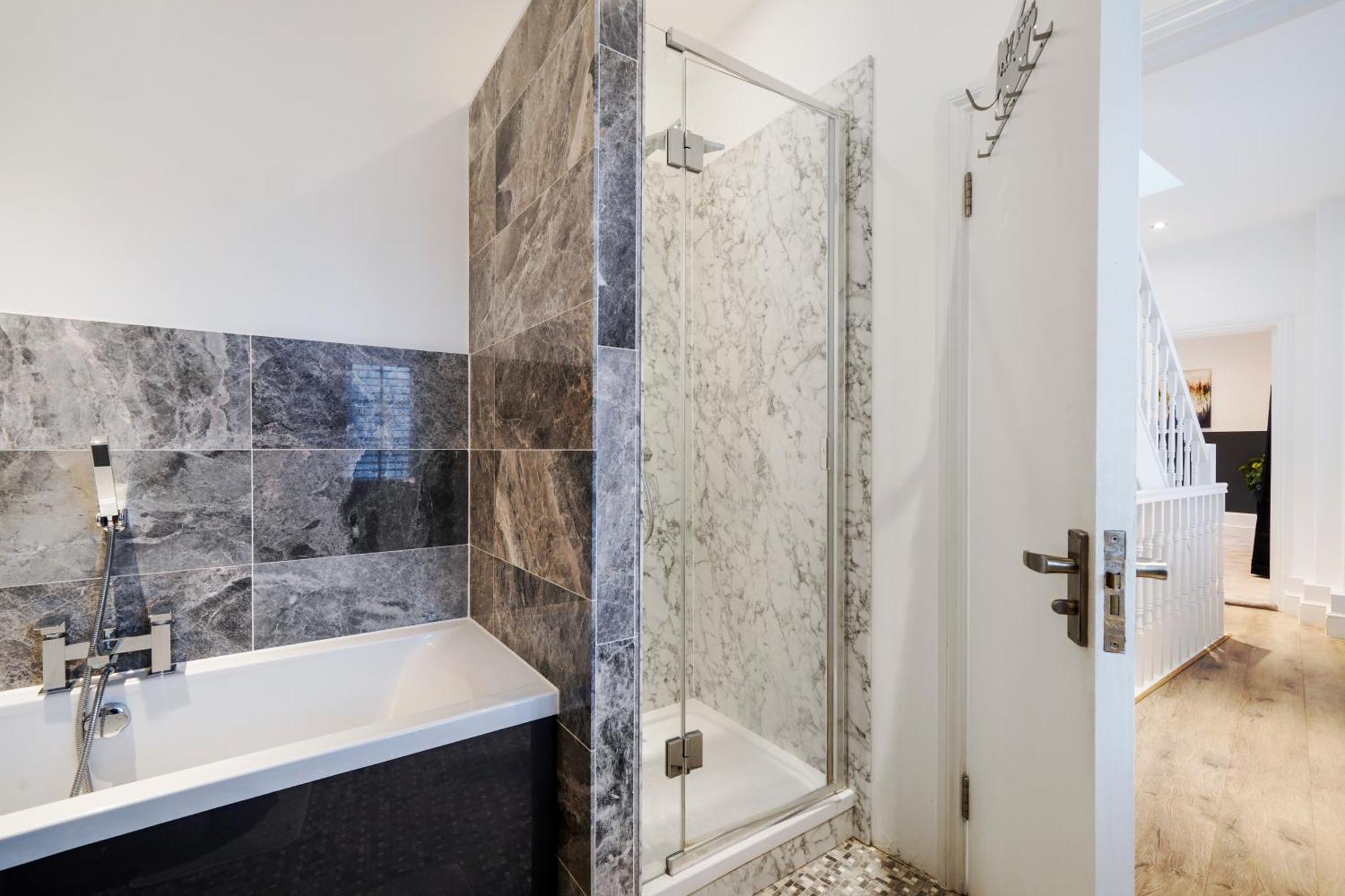 Charming 2 Bed House - Roof Terrace & Parking Ferienhaus London