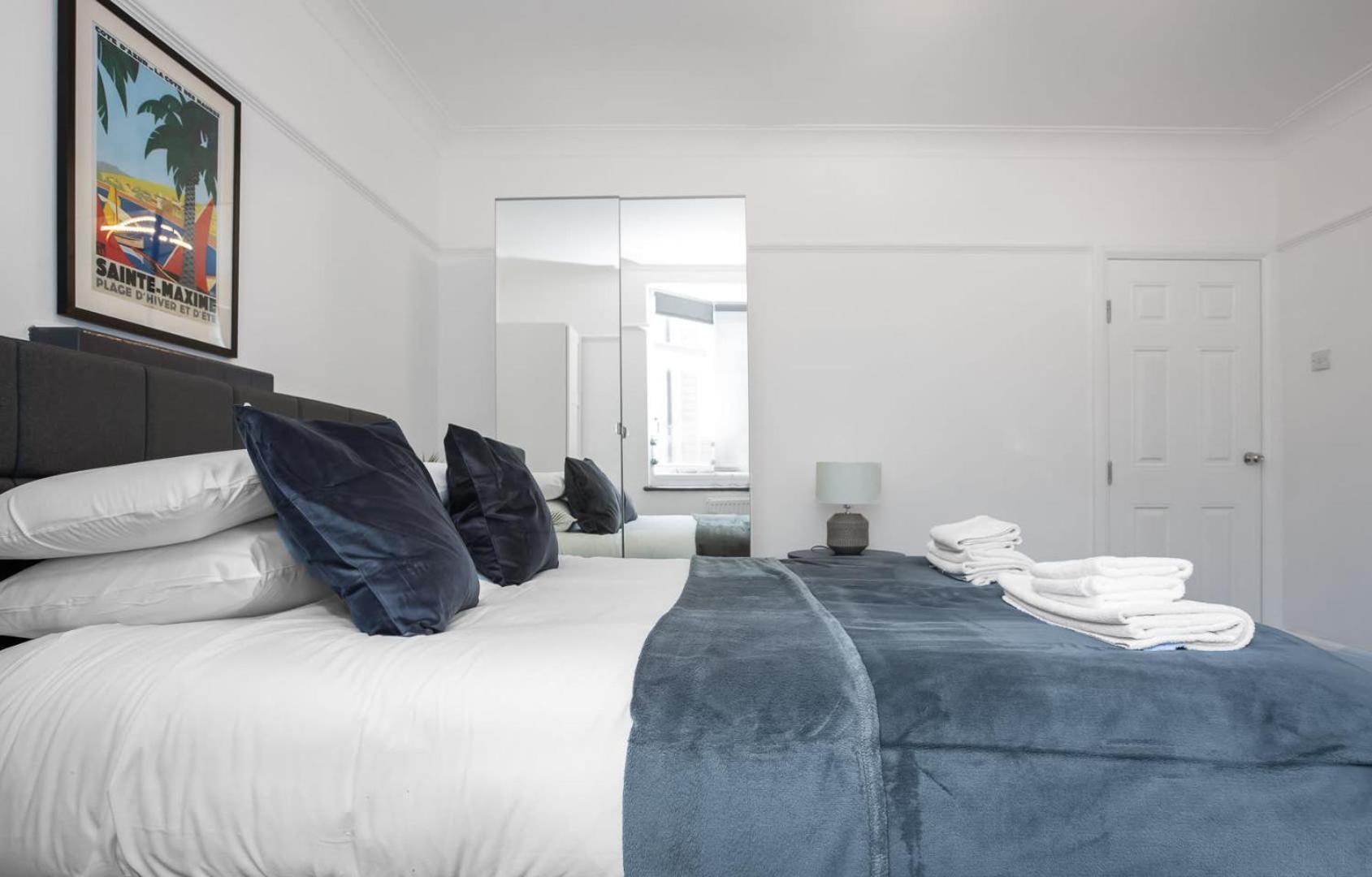 Modern 2 Bed In Prime Camden Sleeps 6 Londra