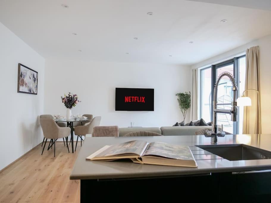 Stylish 2 Bed With Large Terrace
