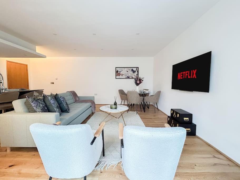 Apartment Stylish 2 Bed With Large Terrace