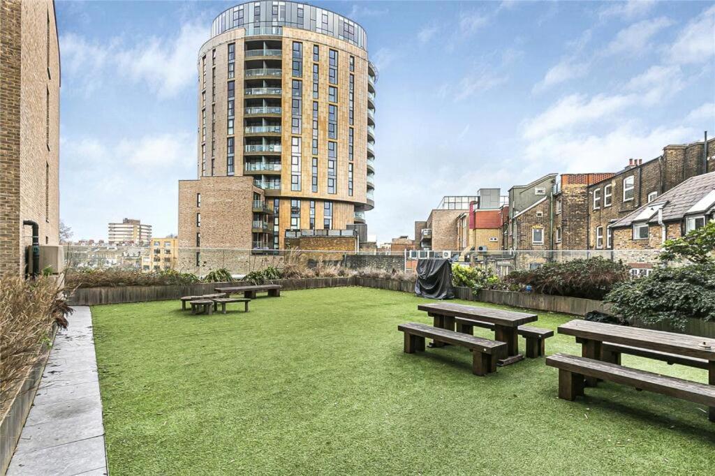Modern Serviced 3-bedroom Flat In East Lejlighed London