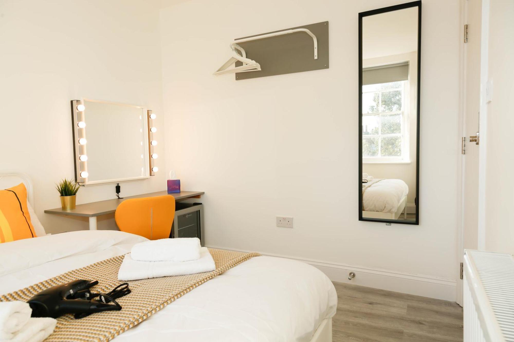Luxury In Camden Town Near Shops, Cafes, Bars & Metro With Shared Bathrooms * Londres