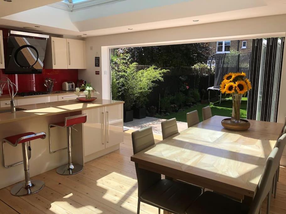 Luxury 4 Bedroom House In Featured On Tv * London