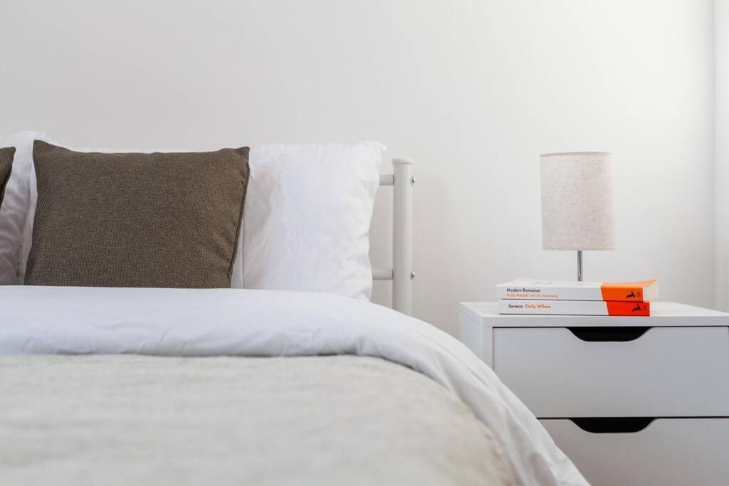 Lejlighed Sleek & Modern 2 Bd In - Sleeps 7 - Parking London