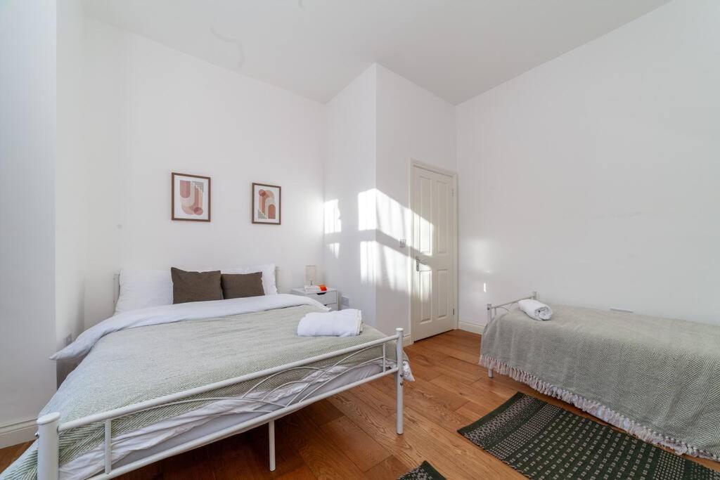 Lejlighed Sleek & Modern 2 Bd In - Sleeps 7 - Parking London