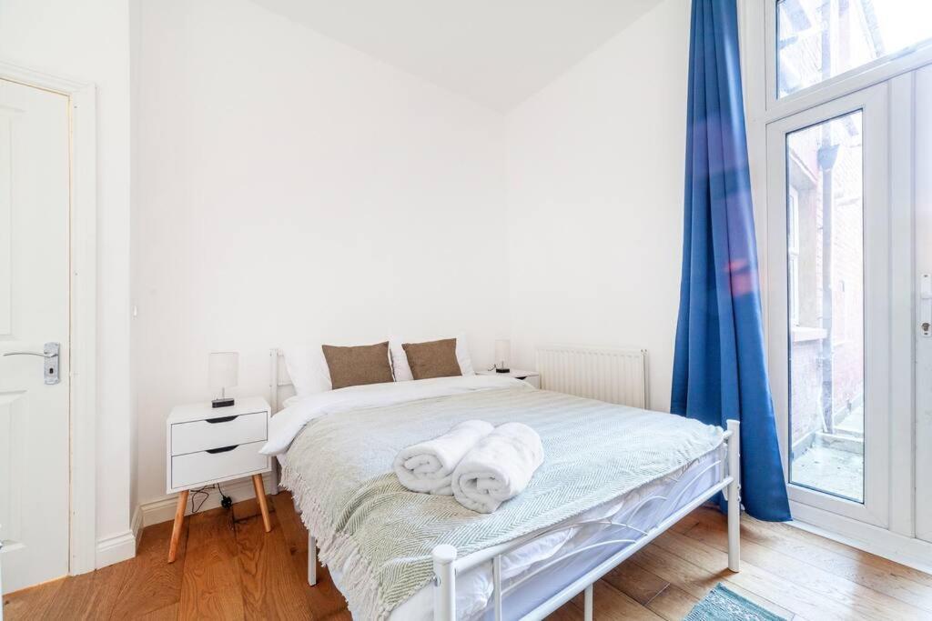 Sleek & Modern 2 Bd In - Sleeps 7 - Parking Lejlighed London