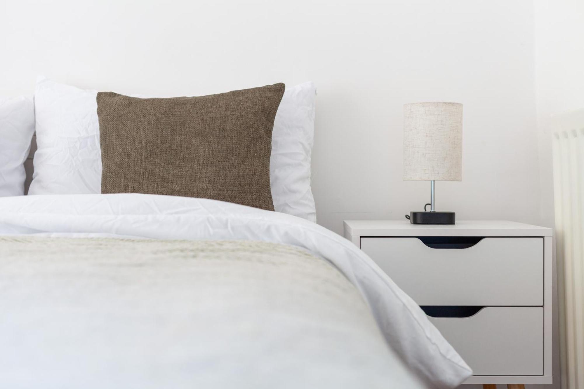 Sleek & Modern 2 Bd In - Sleeps 7 - Parking Lejlighed London