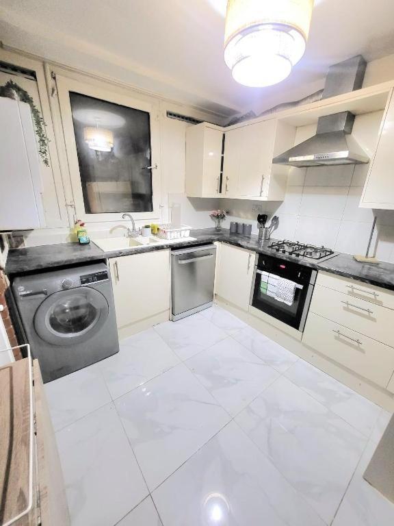 Three Bed Flat In Mile End * London