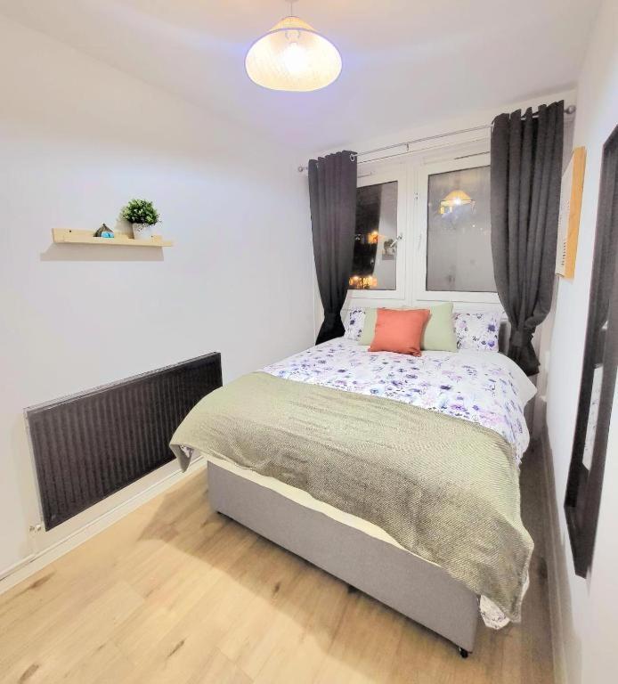 Three Bed Flat In Mile End Apartment London