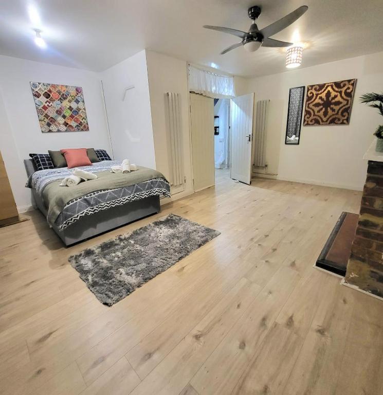Three Bed Flat In Mile End Apartment