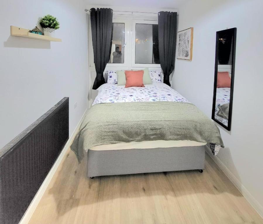 Apartment Three Bed Flat In Mile End *