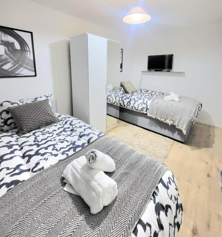 Three Bed Flat In Mile End Apartment