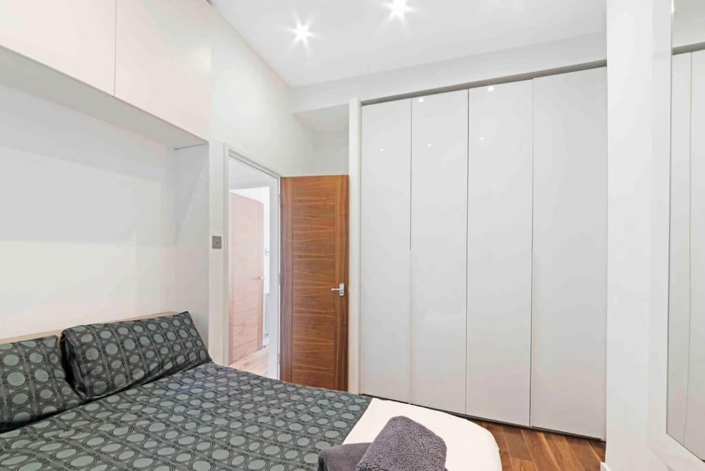 Huge 1 Bed -sleeps 4 De Lux Soho Fitzrovia London
