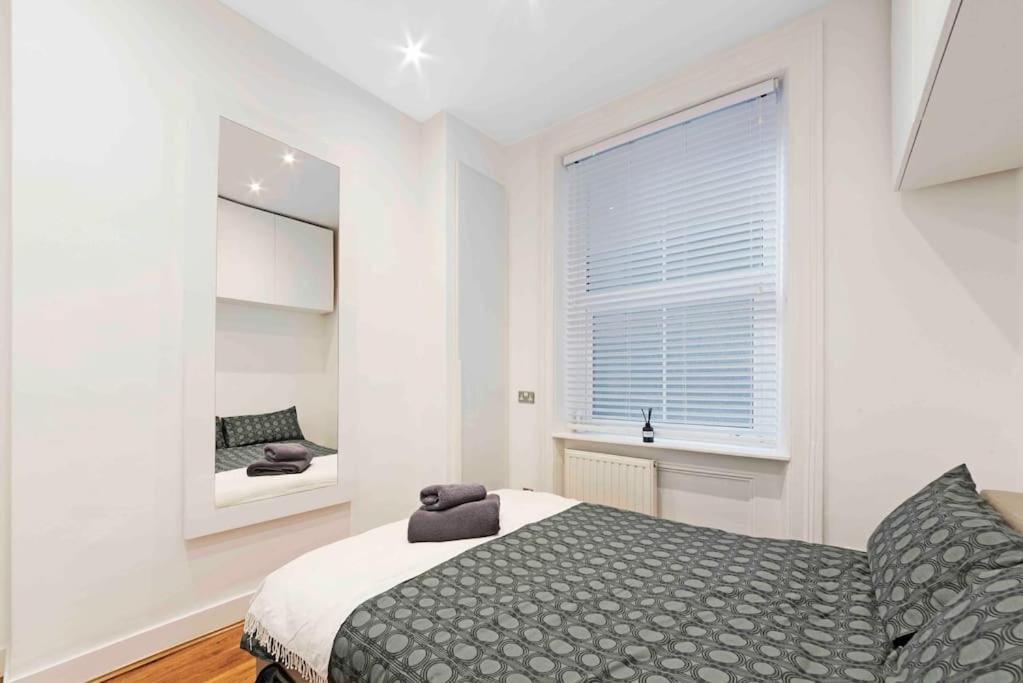 Huge 1 Bed -sleeps 4 De Lux Soho Fitzrovia Apartment