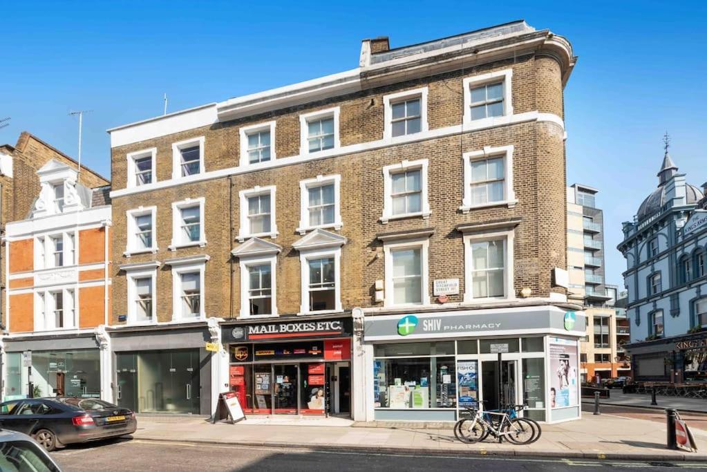 Huge 1 Bed -sleeps 4 De Lux Soho Fitzrovia Apartment London