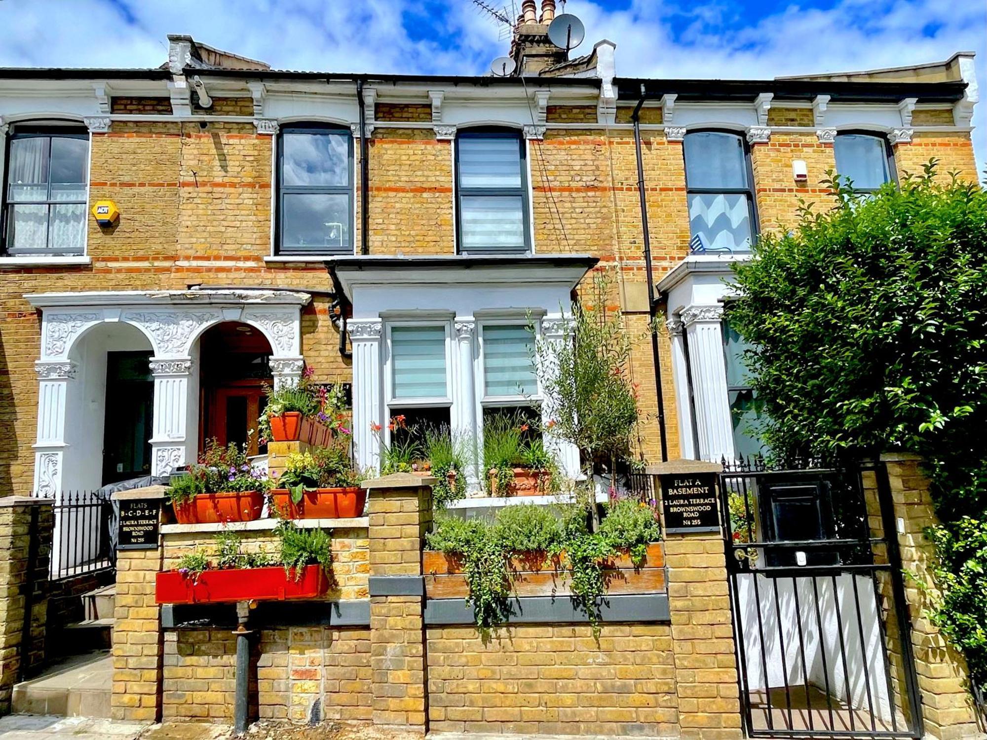Appartamento 1 Bedroom Flat With Whirlpool Bath Londra
