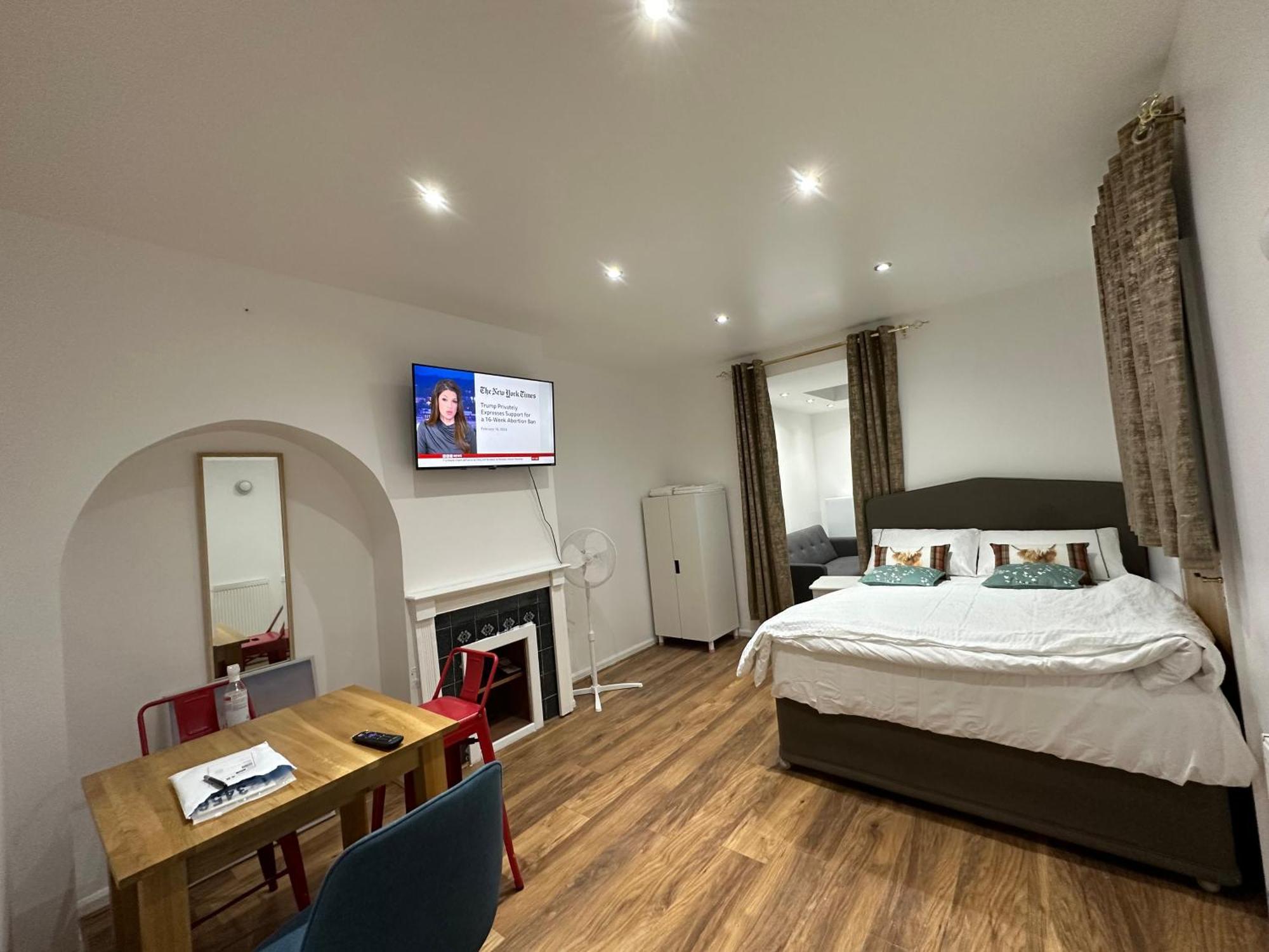 4th Flat With Private Own Bathroom A Luxury Family Setup And Furnished With Double Bed A Double Futon-sofa Bed A Single Futon Bed A Baby Cot And Garden And Free Parking * London