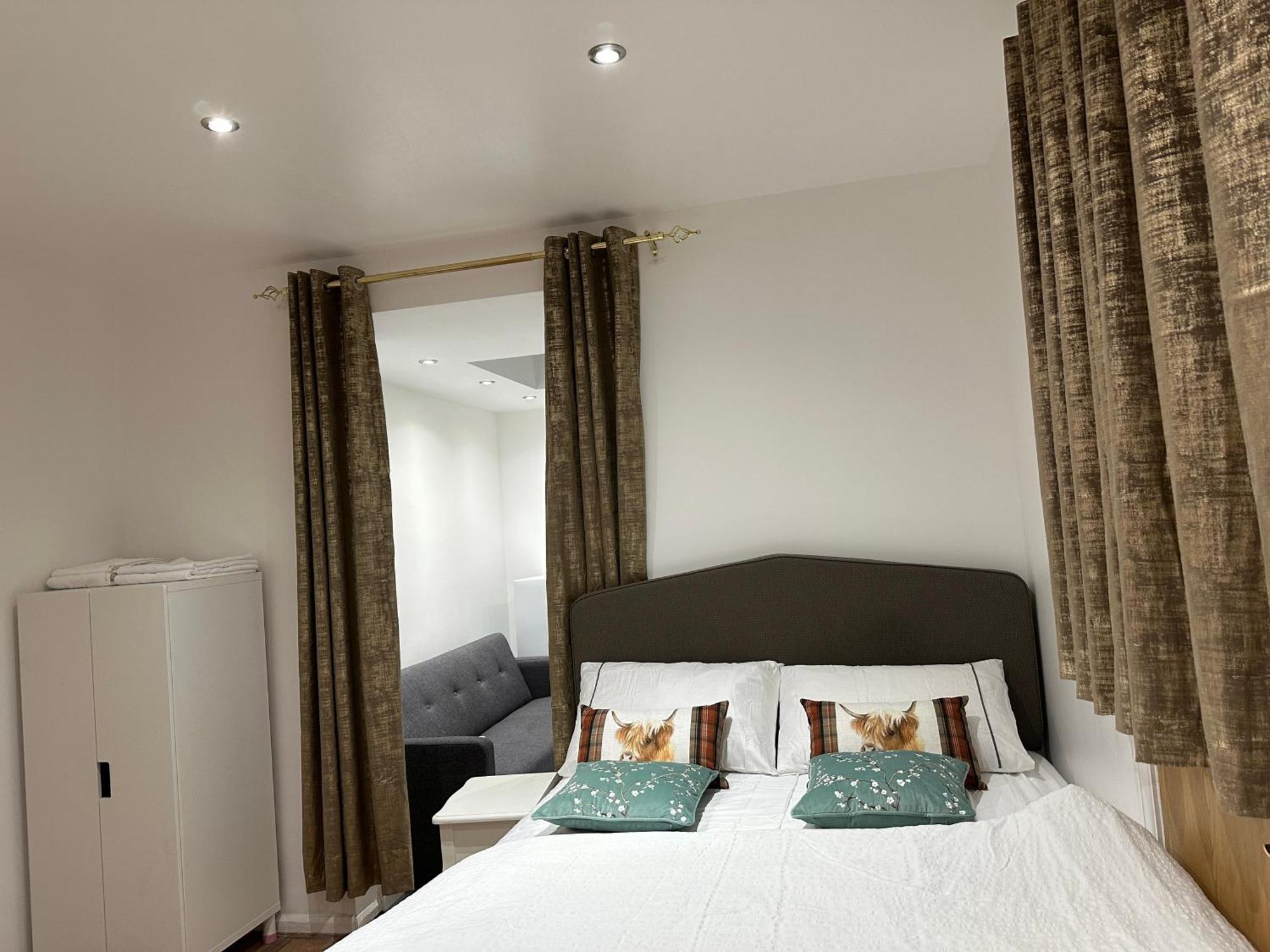 4th Flat With Private Own Bathroom A Luxury Family Setup And Furnished With Double Bed A Double Futon-sofa Bed A Single Futon Bed A Baby Cot And Garden And Free Parking * London