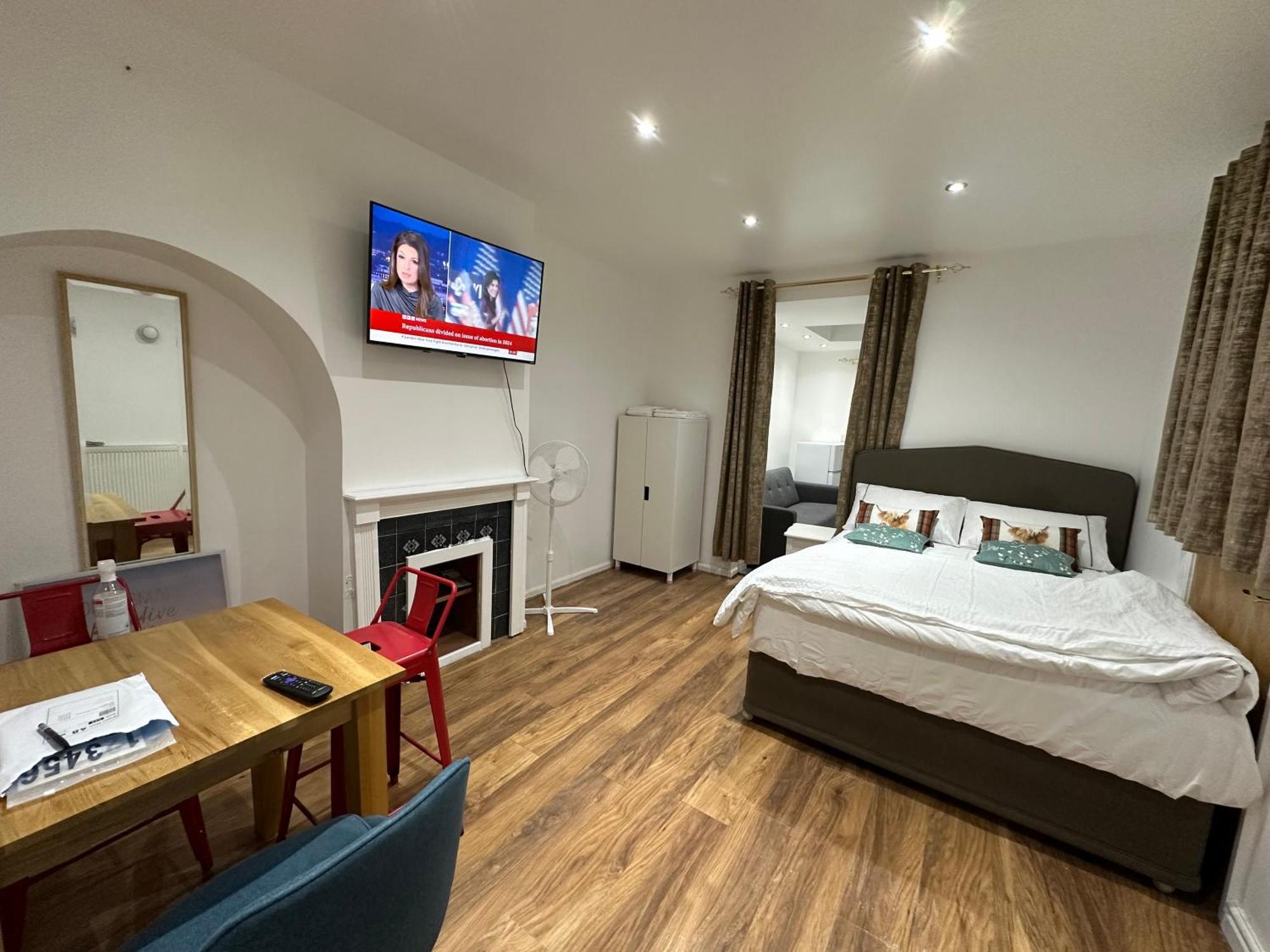 4th Flat With Private Own Bathroom A Luxury Family Setup And Furnished With Double Bed A Double Futon-sofa Bed A Single Futon Bed A Baby Cot And Garden And Free Parking * London
