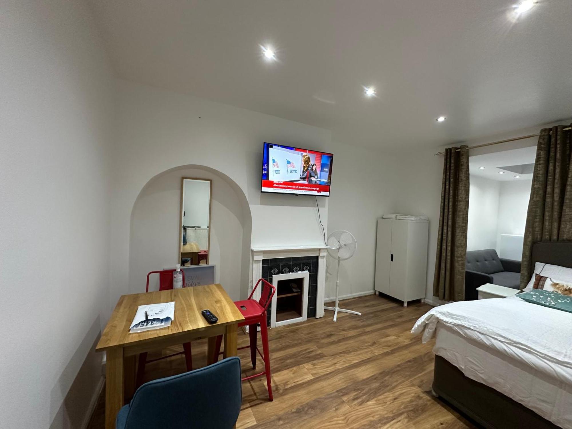 4th Flat With Private Own Bathroom A Luxury Family Setup And Furnished With Double Bed A Double Futon-sofa Bed A Single Futon Bed A Baby Cot And Garden And Free Parking Apartment London