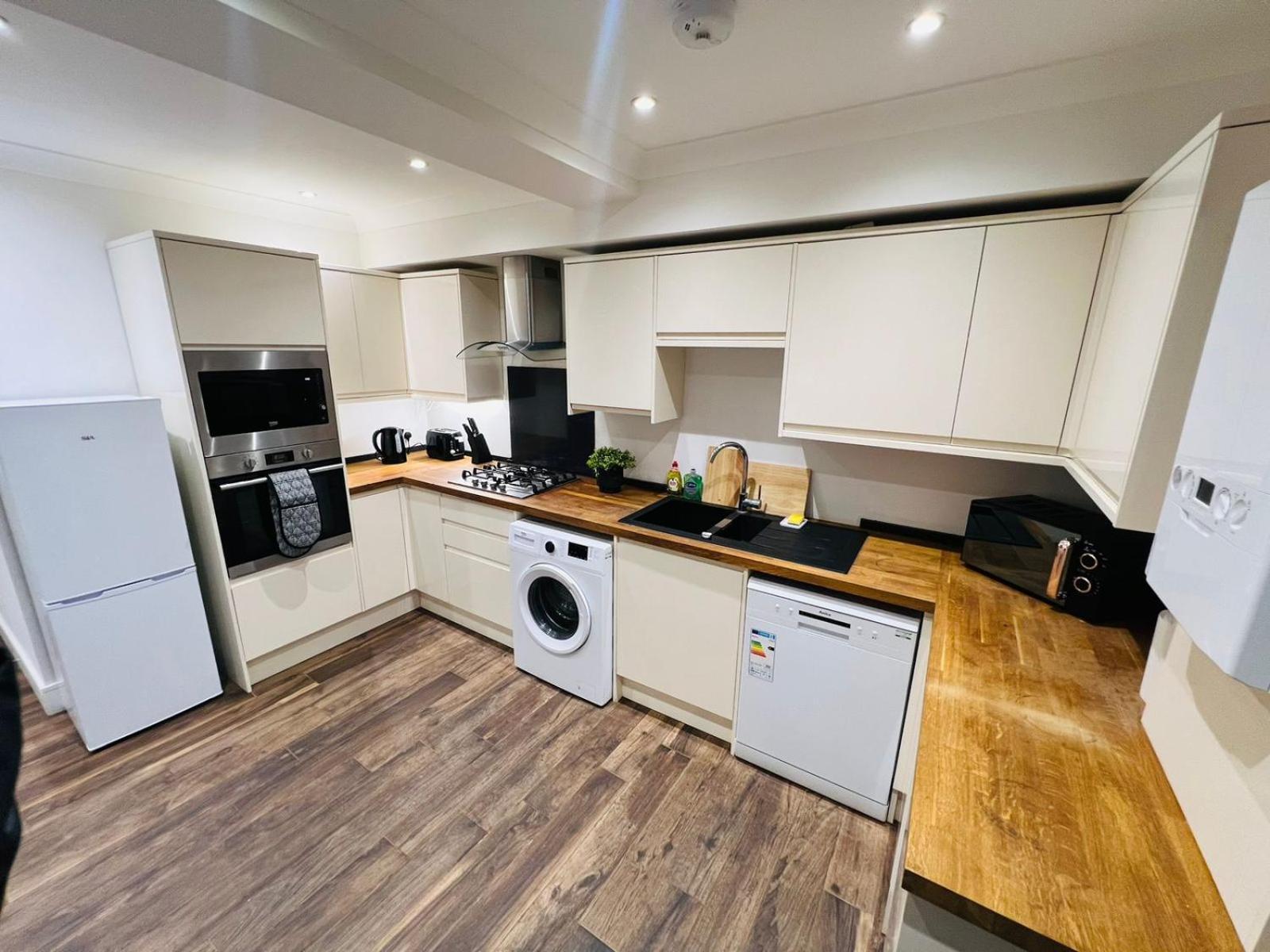 Lejlighed Luxury Near Centre, Near Train Station, E1 London