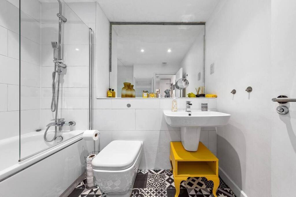 3 Bedroom In Haymarket Sleep 10 Hy2 Lägenhet London