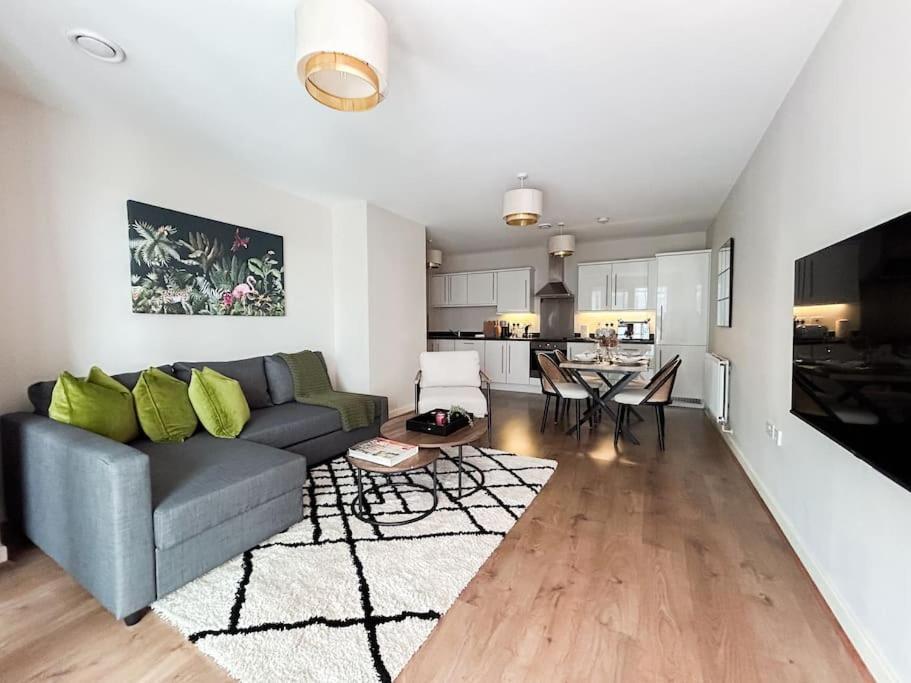 Stylish Urban Sanctuary With Parking Apartment London