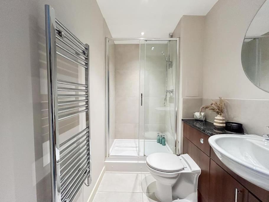 Stylish Urban Sanctuary With Parking *