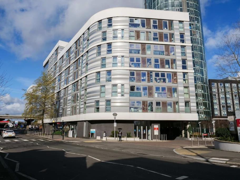 Stylish Urban Sanctuary With Parking Apartment London