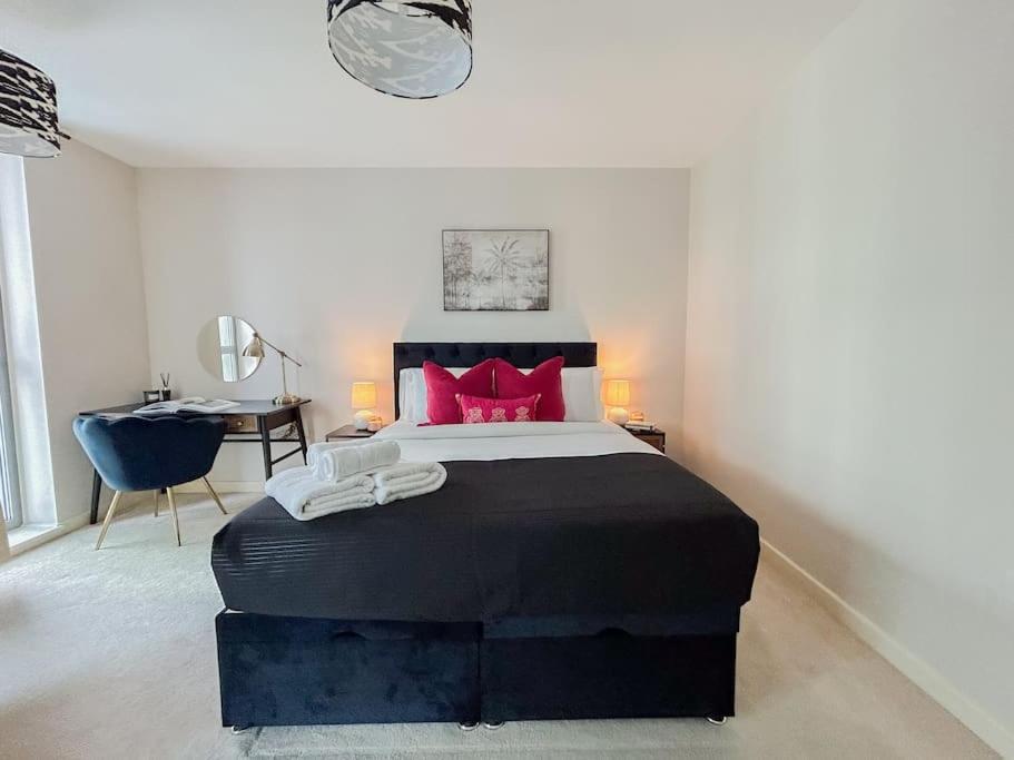 Stylish Urban Sanctuary With Parking Apartment London