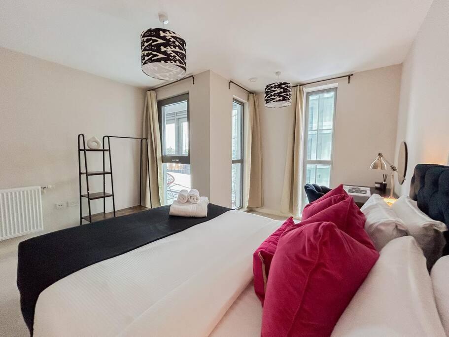 Stylish Urban Sanctuary With Parking *