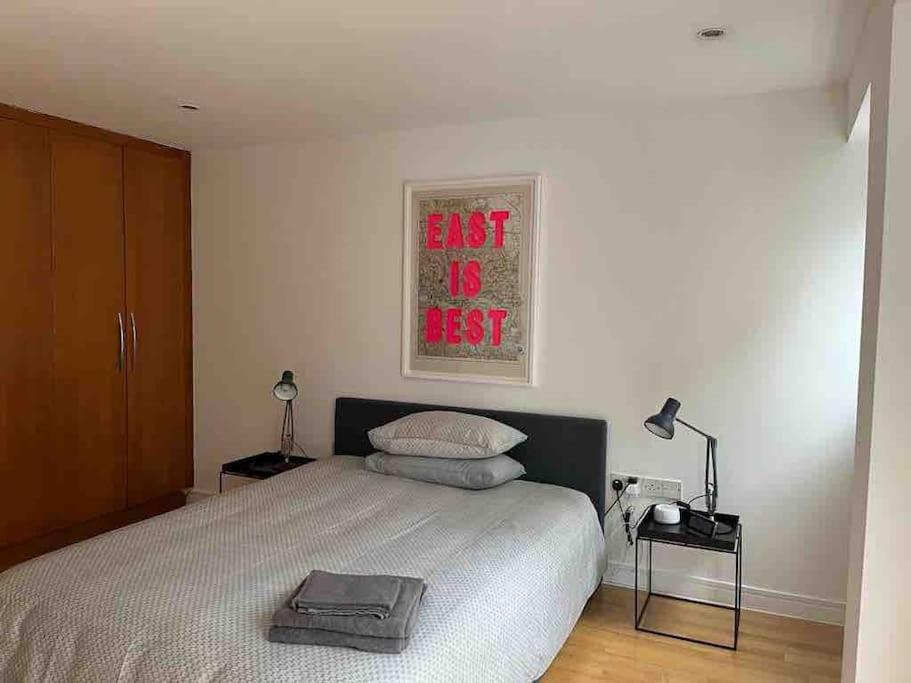 1 Bed Flat With View Of Vibrant Hoxton Square Appartement Londen