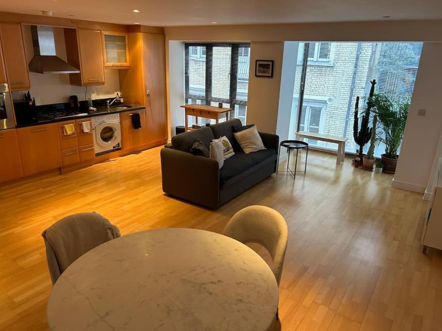 1 Bed Flat With View Of Vibrant Hoxton Square Londen