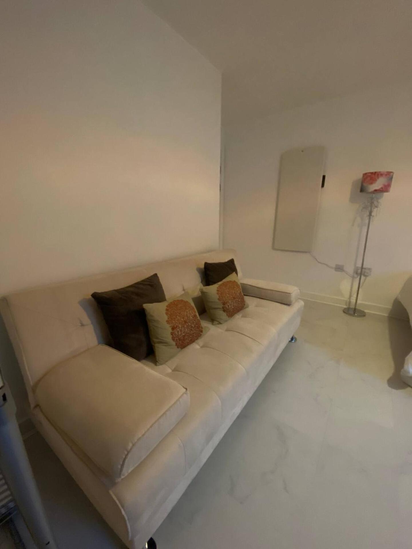 Xl Bright Room+parking+fridge+micro - 20min Bridge - 3 Min Walk To Train/bus Station Privatunterkunft London