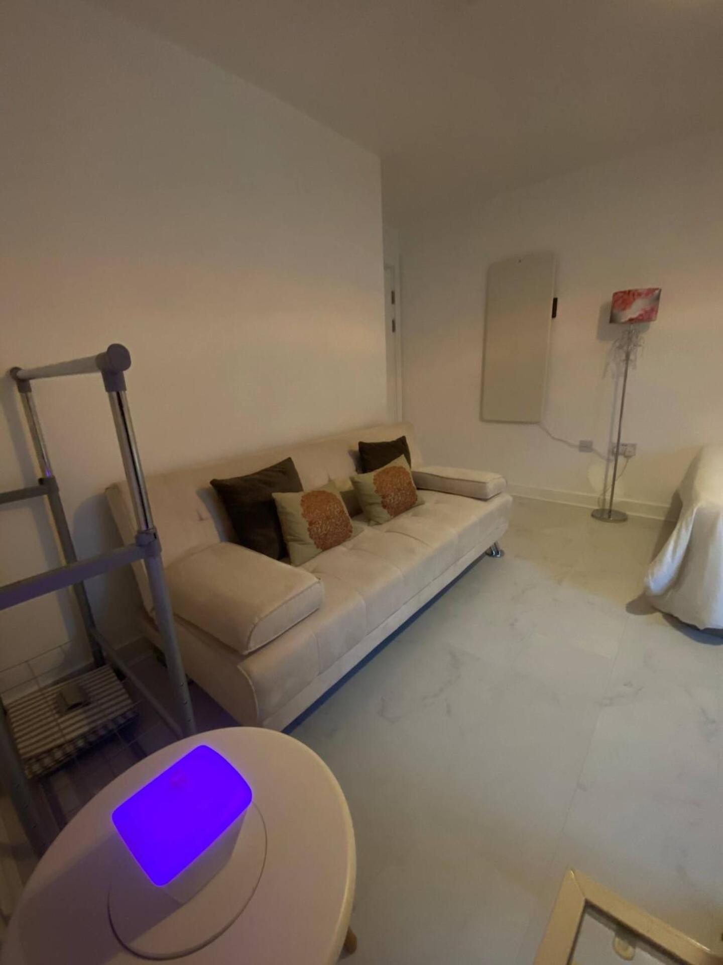 Privatunterkunft Xl Bright Room+parking+fridge+micro - 20min Bridge - 3 Min Walk To Train/bus Station